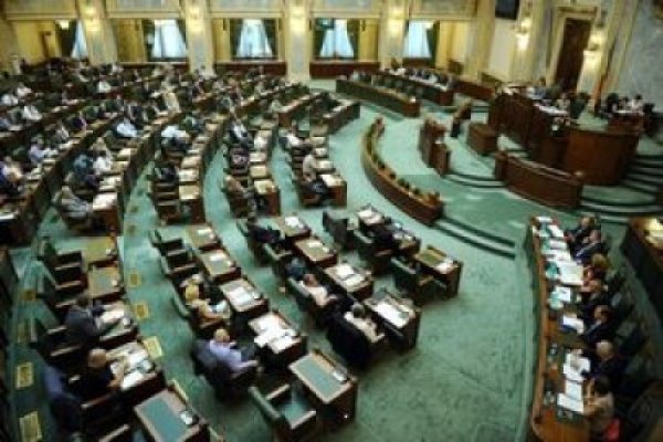 Camera Deputaţilor: Primarii, obligaţi să demisioneze din partide după preluarea mandatelor